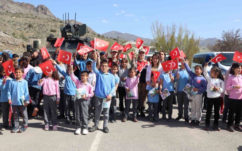 Gümüşhane’de Jandarma Ekipleri 23 Nisan’da Köy Çocuklarını Unutmadı
