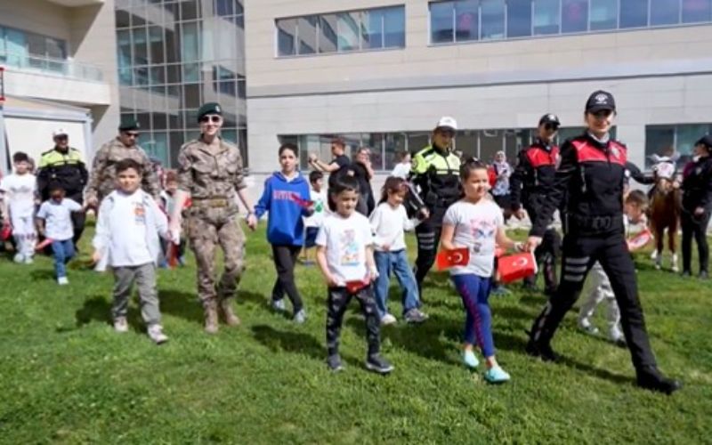 Ankara Emniyet Müdürlüğü Polis Ekipleri, Şehir Hastanesi'nde Tedavi Gören Miniklerle 23 Nisan'ı Kutladı