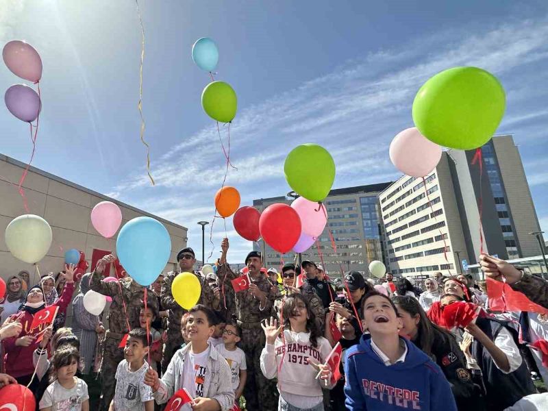 Polisler, Tedavi Gören Çocukların Bayramını Kutladı
