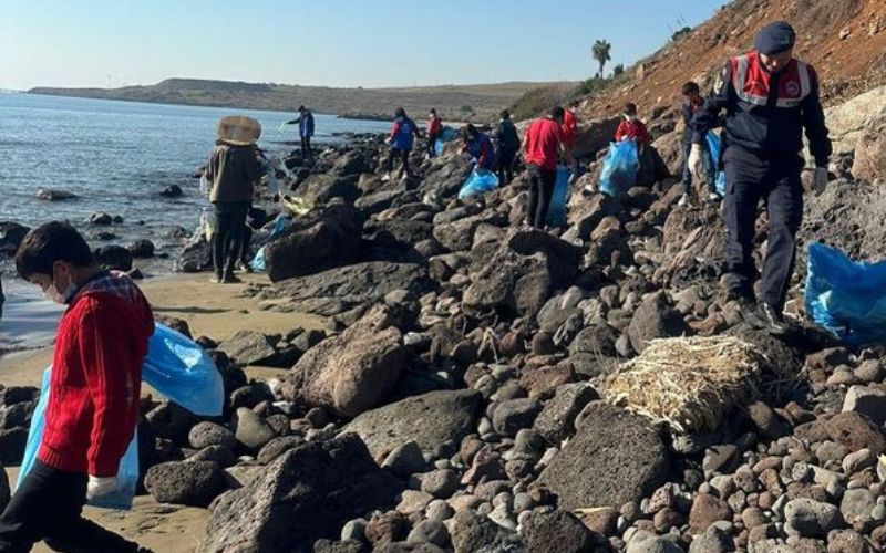 İlkokul Öğrencileri Askerlerle Sahili Temizledi