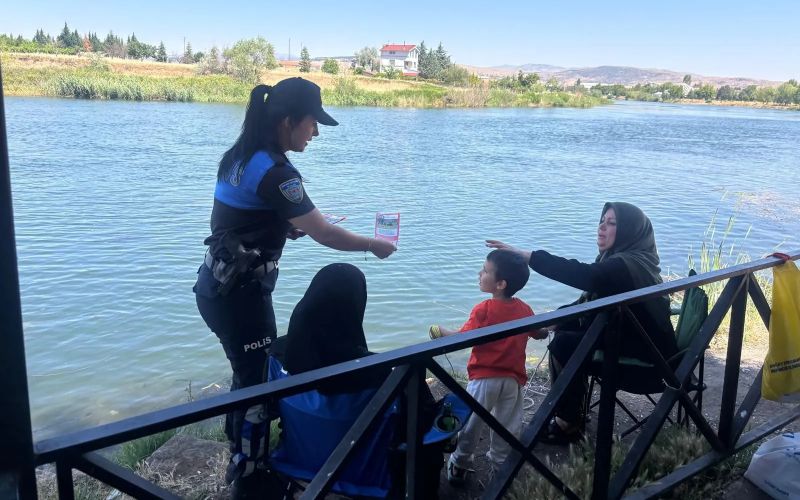 Toplum Destekli Polislik (TDP) Şube Müdürlüğü Ekipleri Tarafından Boğulma Vakalarına Karşı Bilgilendirme Çalışmaları Gerçekleştirildi