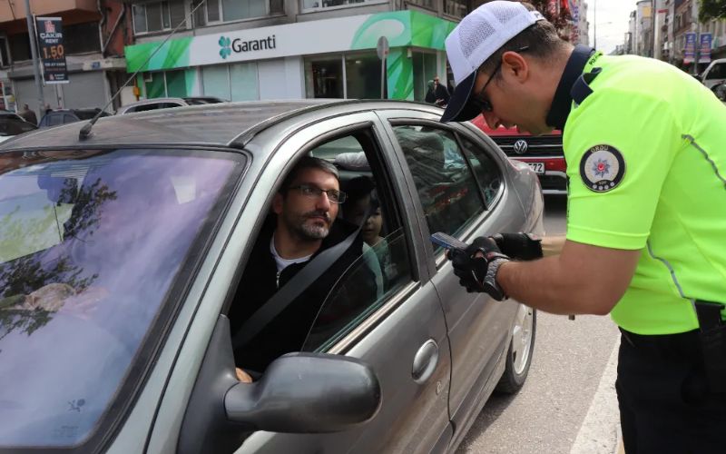 2025 Yılı “Emniyet Kemeri Yılı” Kapsamında Sürücülere Broşür Dağıtıldı, Emniyet Kemeri Takana Teşekkür Edildi, Takmayana Uyarı Yapıldı