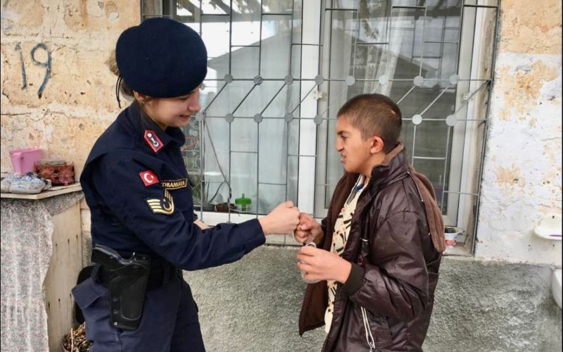 Jandarma, Dünya Engelliler Günü Kapsamında Engelli Vatandaşlarımızı Evlerinde Ziyaret Etti