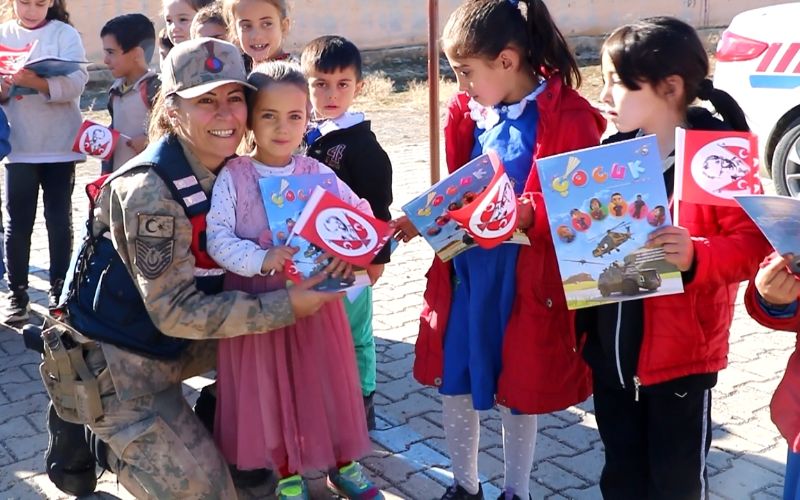 Siirt'te Jandarmadan "Güvenli Okul, Güvenli Gelecek Projesi" Kapsamında Okul Ziyareti