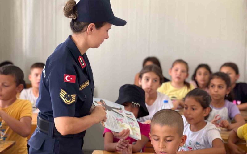 Jandarma Ekiplerinden Öğrencilere Hediye