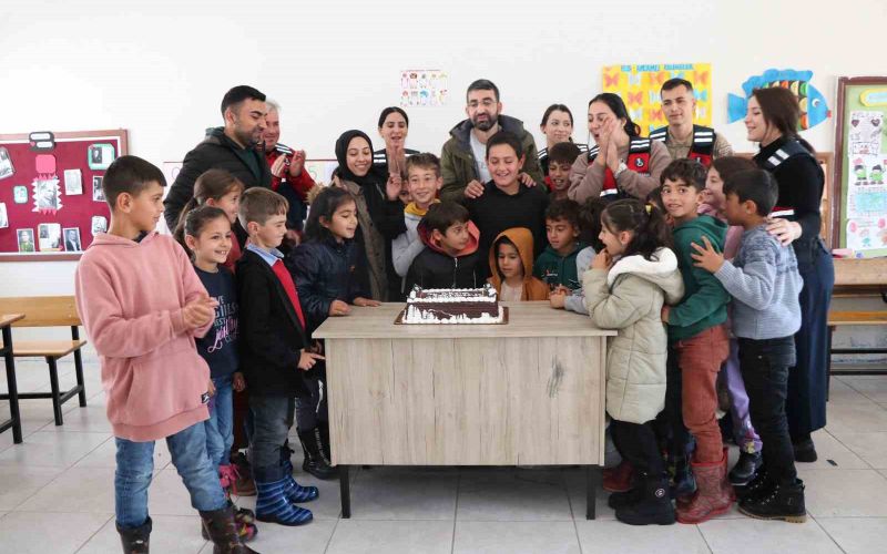 Jandarma Ekipleri Öğretmenlerle Pasta Kesti