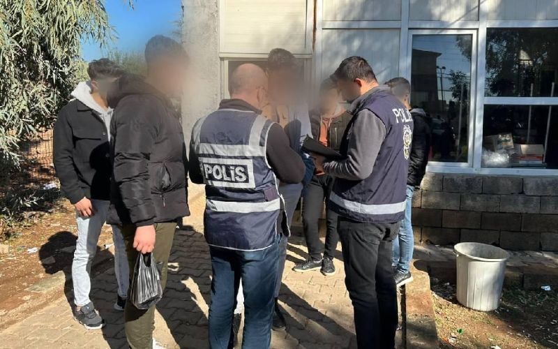 Mardin'de Polis Ekipleri Okul Çevreleri ve Servis Araçlarını Denetledi