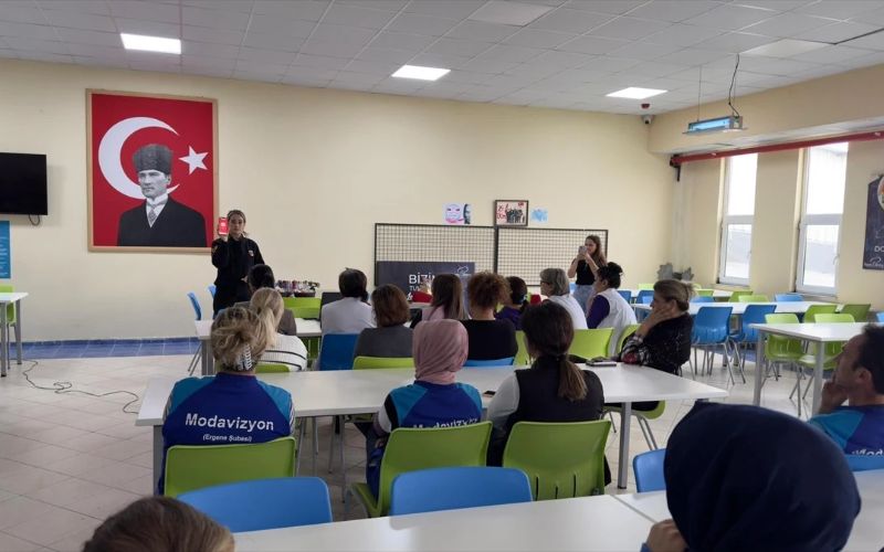Tekirdağ'da Jandarma Ekipleri Aile İçi Şiddetle Mücadele ve KADES Hakkında Bilgilendirme Çalışması Yaptı
