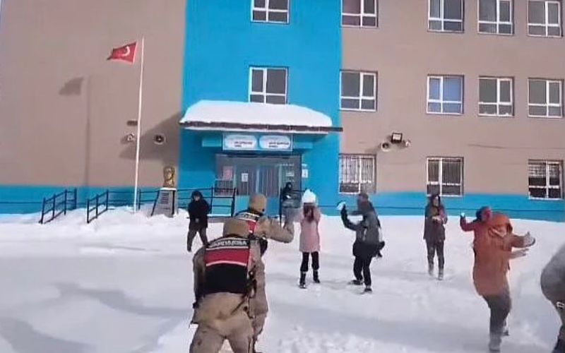 Jandarma Ekipleri Öğrencilerle Kar Topu Oynadı