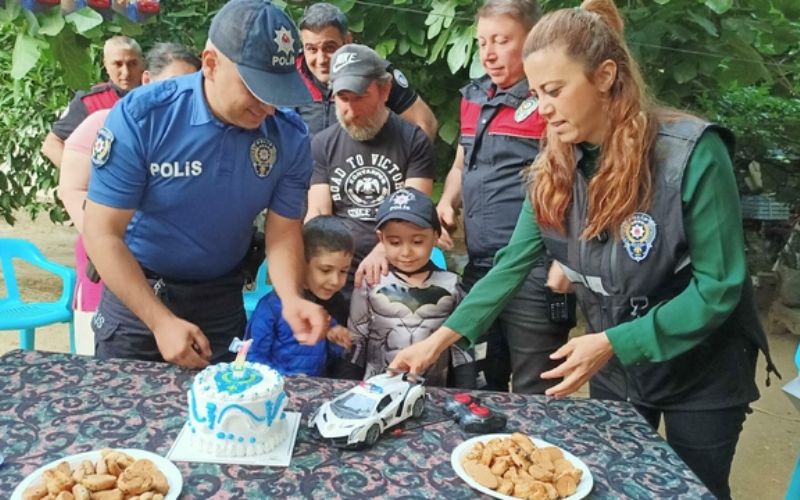 Polis ekipleri Rahatsızlığı Nedeniyle Kalp Ameliyatı Olmaya Hazırlanan 7 yaşındaki Eymen'e Doğum Günü Sürprizi
