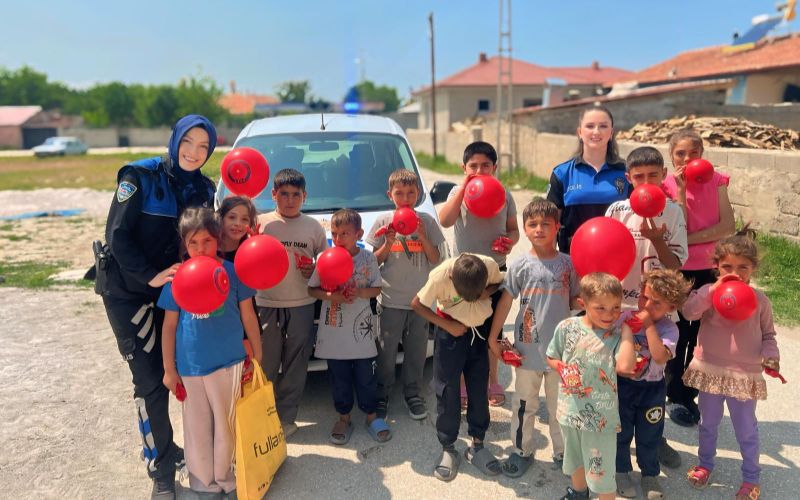 Erzincan’da Polis Ekipleri Çocuklarla Bayramlaştı