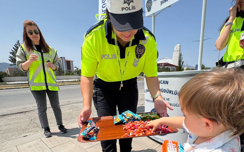 Erzincan’da Polis Ekipleri Sürücüleri Hem Uyardı Hem Bayramlaştı