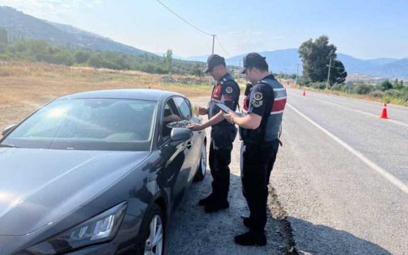 Karacasu’da Jandarmadan Emniyet Kemeri ve Hız Uyarısı Gerçekleştirildi