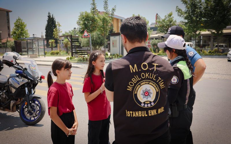 İstanbul Emniyeti, Karne Sevincinde de Öğrencilerin Yanında