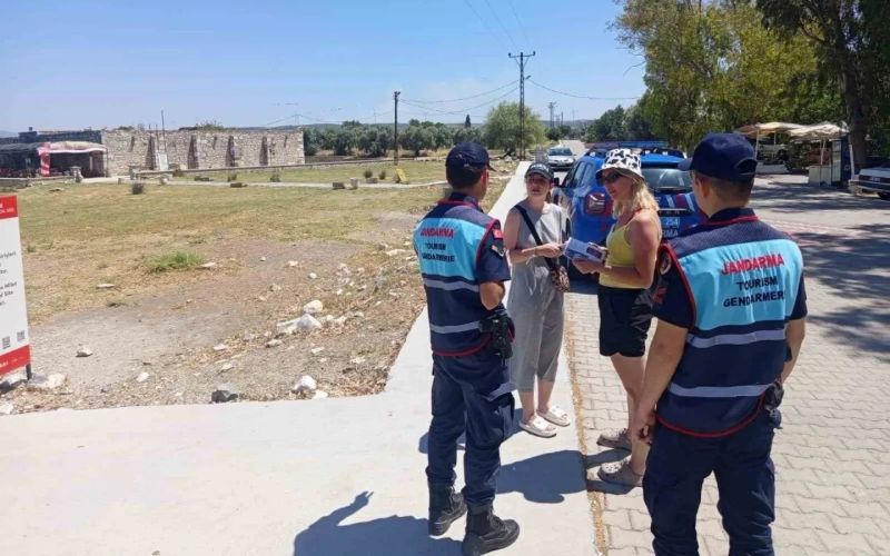 Aydın’ın Didim İlçesinde Jandarma Ekipleri, Kadına Yönelik Şiddetle Mücadeleye Dikkat Çekmek Amacıyla Vatandaşlara Bilgilendirme Yaptı