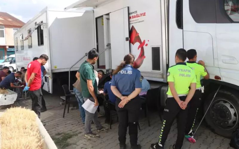 Bingöl Karlıova'da Emniyet Personelinden 'Birbirimize Candan Bağlıyız' Sloganıyla Kan Bağışı Gerçekleştirildi
