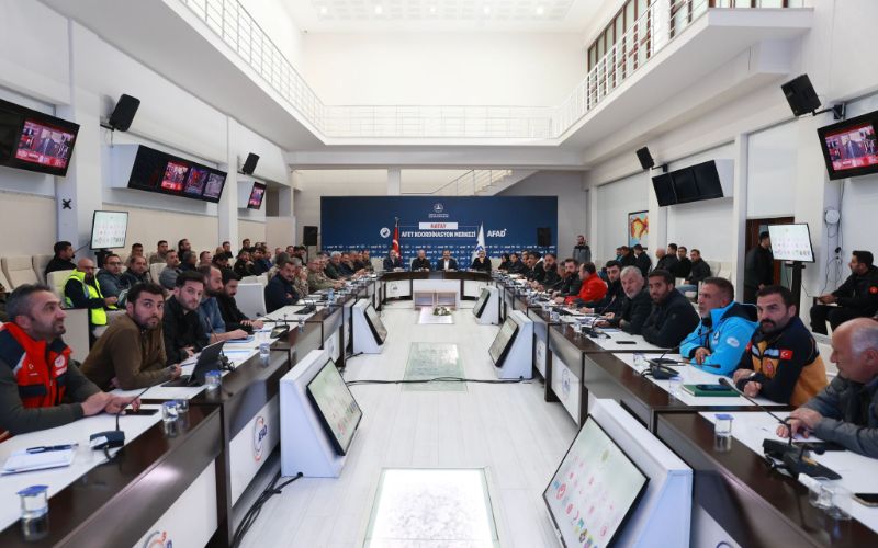 Bakanımız Sn. Süleyman Soylu ile Sağlık Bakanımız Sn. Fahrettin Koca'nın başkanlıklarında Hatay Afet Koordinasyon Merkezi'nde, Afet Koordinasyon ve Değerlendirme Toplantısı gerçekleştirildi.