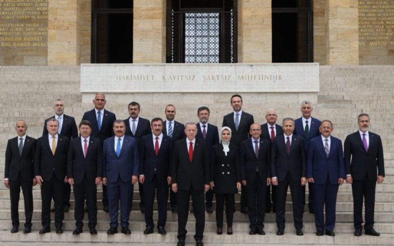 Bakanımız Sn. Ali Yerlikaya, İlk Kabine Toplantısı Sonrası  diğer bakanlarımızla birlikte Anıtkabir'i ziyaret ederek mozolesine çelenk bıraktı.