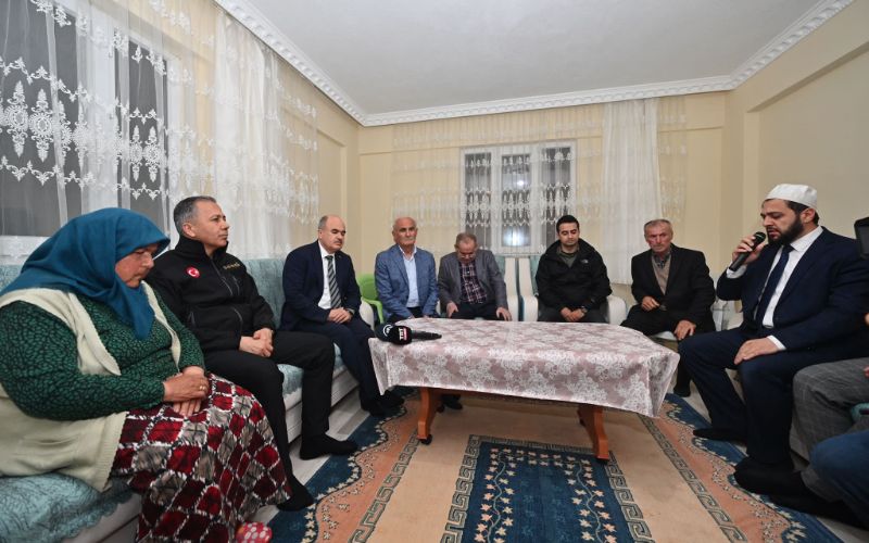 Bakanımız Sn. Ali Yerlikaya, Samsun'un Ladik ilçesinde sel sularına kapılarak hayatını kaybeden Şükrü Köksal'ın yakınlarına taziye ziyaretinde bulundu.