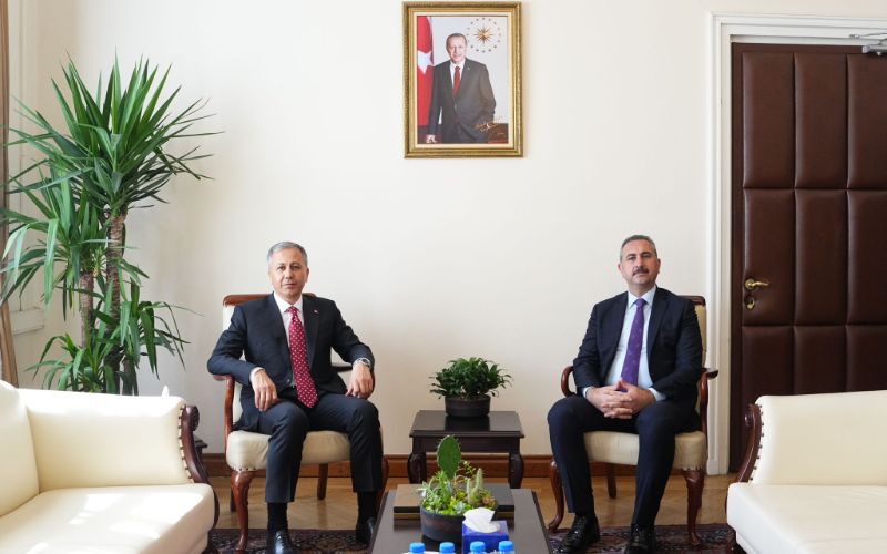 İçişleri Bakanımız Sayın Ali Yerlikaya, Gaziantep Milletvekili Sayın Abdulhamit Gül'ü Ziyaret Etti