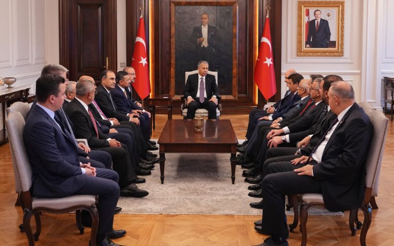 AK Parti İstanbul Milletvekili ve TBMM İçişleri Komisyonu Başkanı Sayın Süleyman Soylu ile TBMM İçişleri Komisyonu Üyeleri, Bakanlığımıza Yapılan Terör Saldırısının Ardından Bakanımız Sn. Ali Yerlikaya'yı Ziyaret Etti.