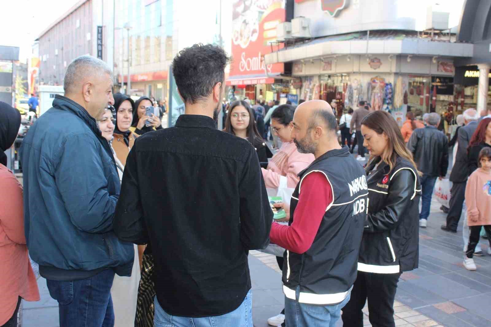 Polis Ekiplerinden Vatandaşlara Uyuşturucu Bilgilendirmesi
