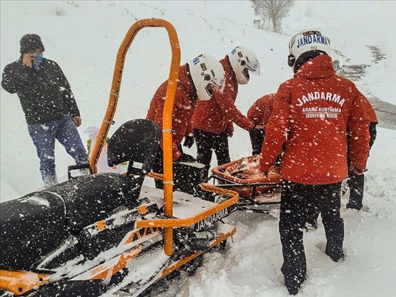 Erzurum'da JAK Timleri Hasta Çocuğu Kar Motoruyla Hastaneye Ulaştırdı