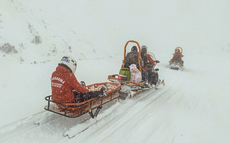 Erzurum'da JAK Timleri Hasta Çocuğu Kar Motoruyla Hastaneye Ulaştırdı