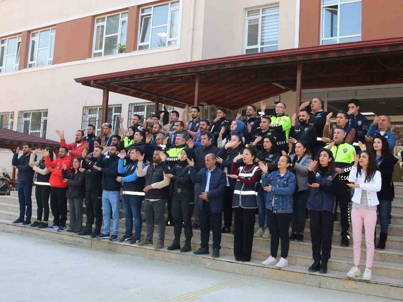 Türk Polisinden İşaret Diliyle İstiklal Marşı