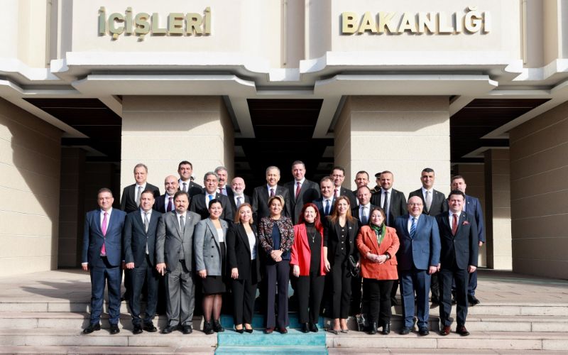 İçişleri Bakanımız Sn. Ali Yerlikaya, Türkiye Barolar Birliği Başkanı Sn. Erinç Sağkan, Yönetim Kurulu Üyeleri ve Kıymetli Baro Başkanlarımızla bir araya geldi.