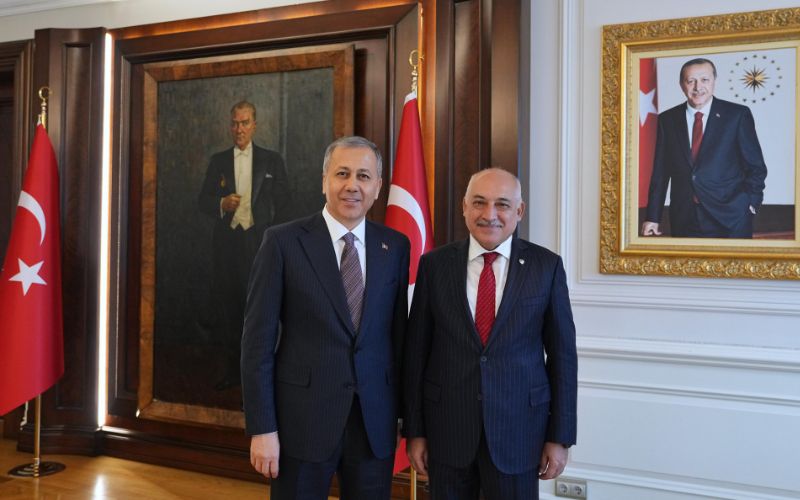 İçişleri Bakanımız Sayın Ali Yerlikaya, Türkiye Futbol Federasyonu Başkanı Sayın Mehmet Büyükekşi'yi makamında kabul etti.