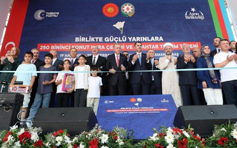 Cumhurbaşkanımız Sayın Recep Tayyip Erdoğan’ın ve Azerbaycan Cumhurbaşkanı Sayın İlham Aliyev’in teşrifleri, İçişleri Bakanımız Sayın Ali Yerlikaya’nın katılımı ile Afet Konutu Anahtar Teslimi ve Kura Çekimi Töreni düzenlendi.