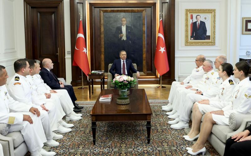 İçişleri Bakanımız Sayın Ali Yerlikaya, Sahil Güvenlik Komutanlığımızın 43. kuruluş yıl dönümünde, Sahil Güvenlik Komutanı Koramiral Ahmet Kendir ve beraberindeki heyeti kabul etti.