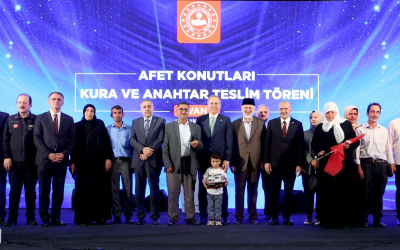 İçişleri Bakanımız Sayın Ali Yerlikaya, Van’da gerçekleştirilen Afet Konutları Kura Çekimi ve Anahtar Teslim Törenine katıldı.