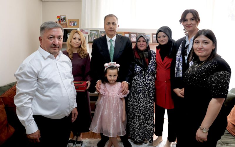İçişleri Bakanımız Sayın Ali Yerlikaya, Şehidimiz Teğmen Fikret Dinçer’in Konya’daki Ailesini Ziyaret Etti