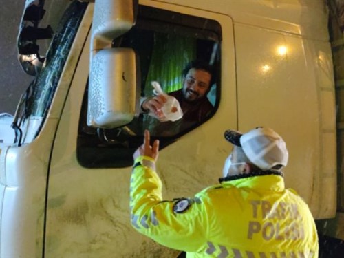 Polislerden Karda Güçlükle İlerleyen Sürücülere Çay ve Simit İkramı