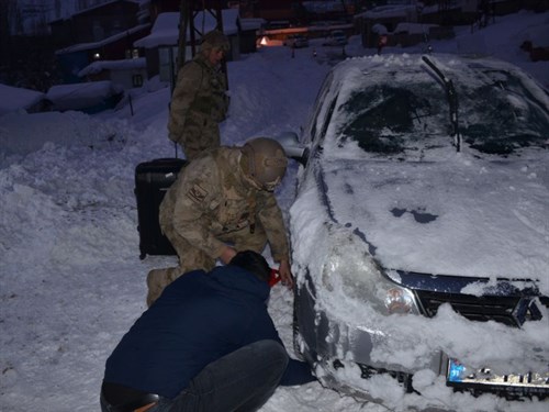 Şırnak'ta Jandarma Eksi 16 Derecede Yolda Kalan Vatandaşların Yanında