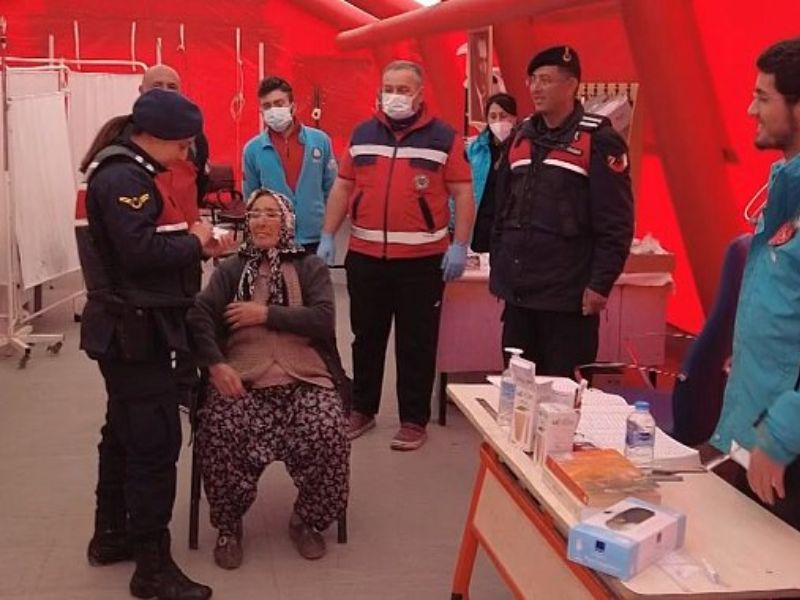 Hasta Depremzedenin İmdadına Jandarma Yetişti