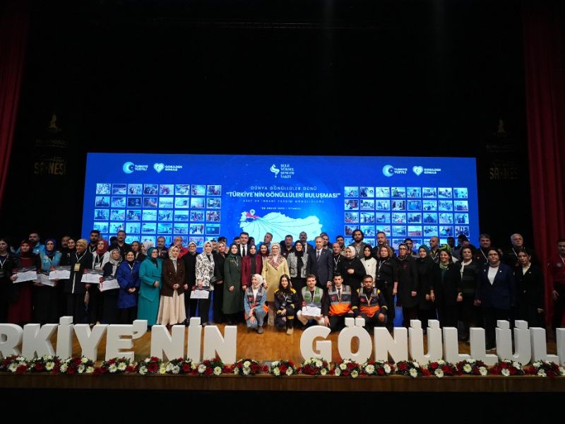 İçişleri Bakanımız Sayın Ali Yerlikaya, Dünya Gönüllüler Günü dolayısıyla Şule Yüksel Şenler Vakfı tarafından düzenlenen “Afet ve İnsani Yardım Gönüllülüğü” Türkiye’nin Gönüllüleri Buluşmasına katıldı.