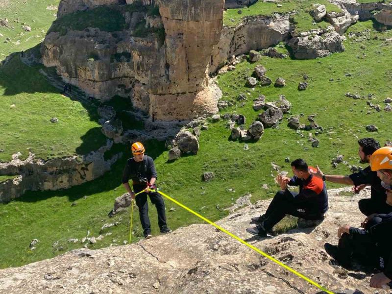 AFAD Ekiplerince Afetlere Karşı Daha Etkin ve Profesyonel Müdahale Sağlamak Amacıyla Engebeli Arazilerde Geniş Kapsamlı Tatbikat Gerçekleştirildi