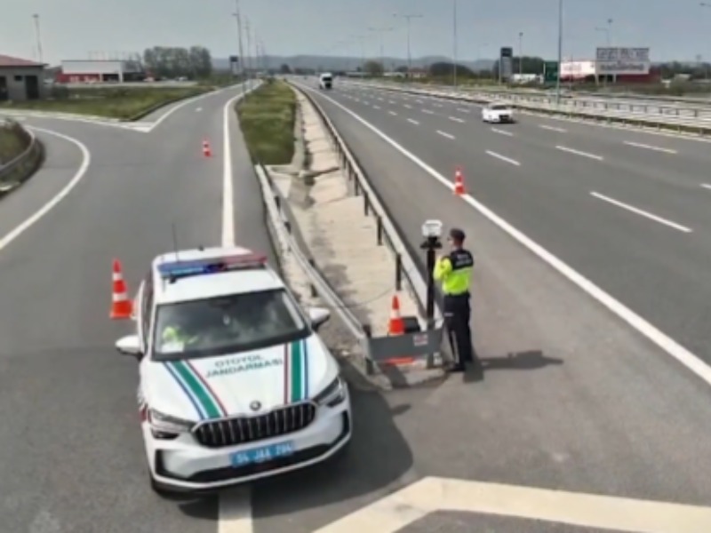 Emniyet ve Jandarma Trafik Ekipleri Tarafından 17-24 Nisan 2025  Tarihleri Arasında 3 Milyon 641 bin 525 Araç Denetlendi