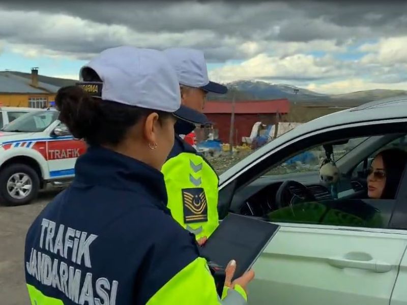 Ardahan’da Jandarma Ekipleri; Trafik Kazalarını Önlemek, Can ve Mal Kayıplarını En aza İndirmek Amacıyla Örnek Sürücüleri Ödüllendirdi
