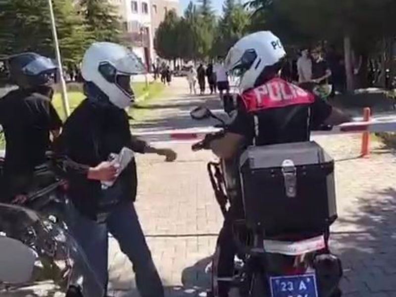 Elazığ’da Sınava Geç Kalan Öğrencilerin Yardımına Polis Yetişti