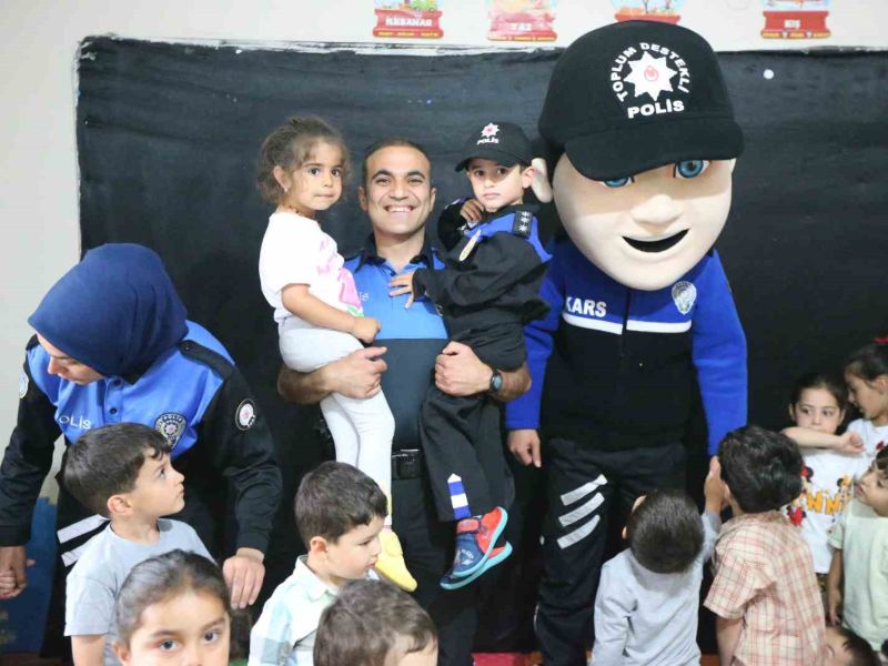 Kars’ta Polis Olmak İsteyen Çocuğa, Polislerden Doğum Günü Sürprizi 